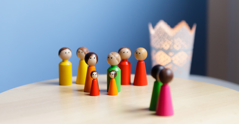 Familienaufstellung mit Hilfe von Holzfiguren