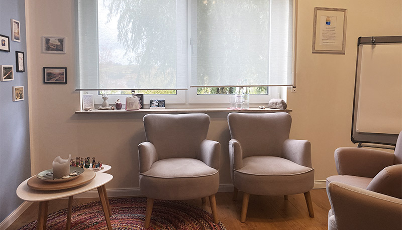 Gemütliche Sessel laden in angenehmer Atmosphäre zum Austausch ein.